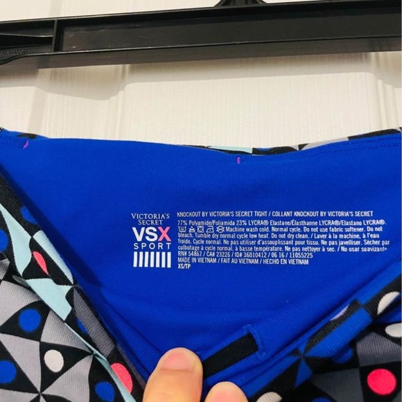 NWOT VICTORIA'S SECRET Essential Pocket Leggings - Picture 2 of 4